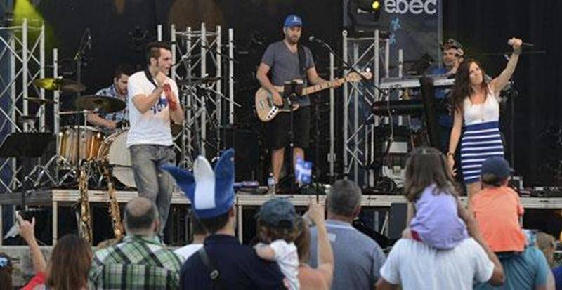 Les festivités de la Fête nationale se sont déroulées sans ennuis à Saint-Hyacinthe lundi soir. Par une belle soirée étoilée, le groupe Karma a accompagné les spectateurs réunis dans le stationnement du Centre des arts Juliette-Lassonde, arborant pour l'occasion leurs vêtements aux couleurs du Québec et affichant le Fleur de Lys. Aucun incident majeur n'a été rapporté par les autorités, si ce n'est qu'un incendie mineur qui se serait déclaré de façon accidentelle dans un logement de la rue Saint