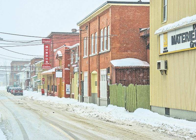 Le projet de Réseau Sélection ne semble peut-être pas très actif, mais ce n’est pas ce qui empêche la Ville de poursuivre ses efforts pour créer de l’espace de stationnement en démolissant les immeubles qu’elle a acquis l’été dernier. Photo François Larivière | Le Courrier ©