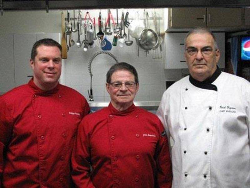Le conseil 9803 des Chevaliers de Colomb de Sainte-Rosalie vous invite à prendre part à un Festin Gourmand, pour fins gourmets, le samedi 25 février, à 17 h 30, à la salle du conseil située du 13 510, avenue de l’Église à Saint-Hyacinthe (secteur Sainte-Rosalie). Le repas sera préparé par trois chefs cuisiniers professionnels, soit Jean Beaudoin, Grand Chevalier du Conseil et enseignant retraité de l’Institut du Tourisme et de l’Hôtellerie du Québec, son fils Philippe et Réal Giguère. Ils ont co