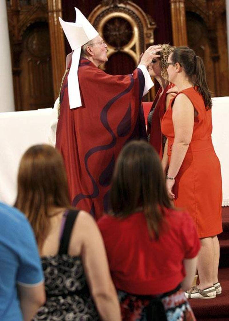 À la cathédrale de Saint-Hyacinthe, en ce dimanche de la Pentecôte, le 8 juin, plus de 60 jeunes adultes ont reçu l’onction de confirmation par Mgr François Lapierre, évêque du diocèse de Saint-Hyacinthe. Mgr Lapierre se réjouit de voir tous ces jeunes adultes témoigner de leur foi et de leur engagement aujourd’hui.
