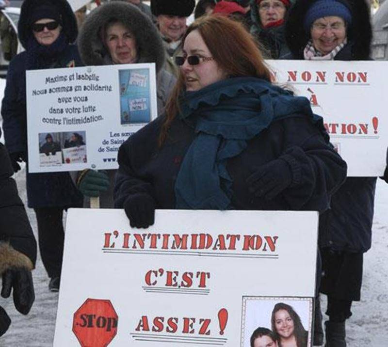 Une vingtaine de personnes ont participé à la marche contre l'intimidation en milieu scolaire organisée le samedi 11 février, à Saint-Hyacinthe. À l'aube des Journées de la persévérance scolaire, qui se tiennent du 13 au 17 février, des gens de Montréal et de Sorel ainsi que plusieurs soeurs Saint-Joseph et la conseillère municipale Louise Arpin ont joint leur voix à celles d'Isabelle Marchand et de son fils Maxime Collard, les initiateurs de cette activité de sensibilisation. D'autres marches s
