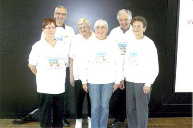 La direction du Club des marcheurs de Saint-Hyacinthe pour la saison 2014-2015 est composé de, à l'avant de gauche à droite, Claudette Talbot, secrétaire; Louise Tanguay, présidente; et Raymonde Ménard, directrice. À l'arrière, dans le même ordre, Roger Binette, trésorier; Marie Jodoin, directrice; et Alfred Tessier, vice-président. Le Club organise un voyage au Casino Rideau de Carleton le mardi 10 juin. Le coût est de 35 $. Pour plus d'informations, il suffit de contacter Alfred Tessier au 450