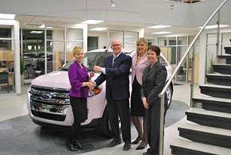 Le concessionnaire Baril Ford Lincoln et Mary Kay ont remis un véhicule rose perlé à Amélie Messier, directrice des ventes indépendantes pour Mary Kay dans la région, afin de souligner ses succès en affaires. Grâce au nouveau partenariat entre Ford Canada et Les Cosmétiques Mary Kay et le Programme des voitures de carrière, Mme Messier fait partie des six premières personnes au Canada à sillonner les routes avec un véhicule Ford Edge rose unique. Mme Messier pose avec Éric Dumouchel, de Baril Fo