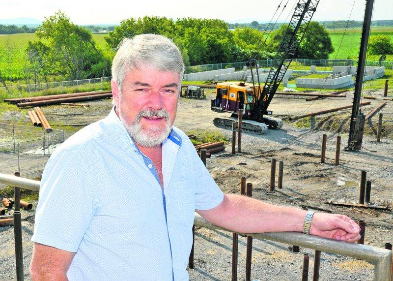 Benoit Paré, président et chef de l’exploitation du CTBM, pose devant l’endroit où sera construit une usine de traitement de boues d’Olymel. Photo François Larivière - Le Courrier
