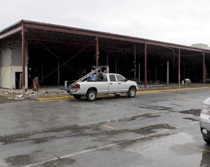 La direction des Galeries St-Hyacinthe prépare le terrain pour l'arrivée prochaine d'un magasin Buropro Citation et d'autres boutiques dont l'identité sera annoncée prochainement. L'ancien emplacement du magasin Zellers qui représente une superficie de 83 000 pieds carrés est depuis peu un vaste chantier de construction. Le propriétaire des lieux, les Centres d'achats Beauward, assume financièrement le coût de la rénovation de cette section des Galeries. « Nous allons agrandir cet espace commerc
