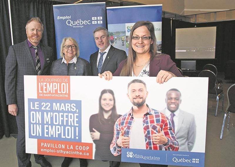 De gauche à droite, François Vincent, directeur des CLE de Saint-Hyacinthe et d’Acton Vale; Francine Morin, préfet de la MRC des Maskoutains; Charles Fillion, directeur associé à la MRC des Maskoutains; et Marie-Line Rochette, conseillère au développement économique à la MRC d’Acton. Photo Robert Gosselin | Le Courrier ©