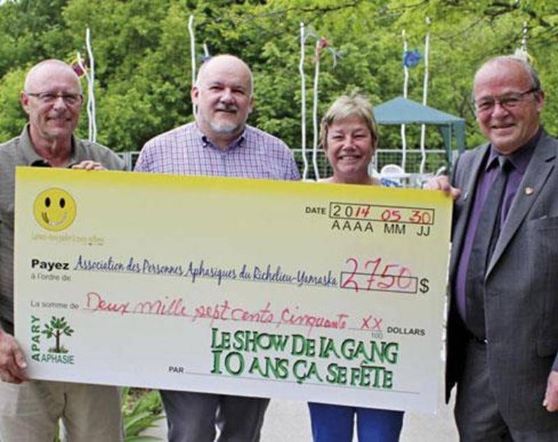 Le 30 mai, au Restaurant Le Parvis, une soirée-bénéfice a été organisée au profit de l’Association des personnes aphasiques du Richelieu-Yamaska. Le spectacle-bénéfice a permis d’amasser la somme de 2 750 $. L’APARY remercie tous ceux qui ont participé à la soirée-bénéfice, les organisateurs de la soirée Francine et Serge Lussier ainsi que les artistes qui ont pris part au spectacle. Le Show de la gang a offert un spectacle enlevant, diversifié et hautement apprécié. Sur la photo : Michel Caron,