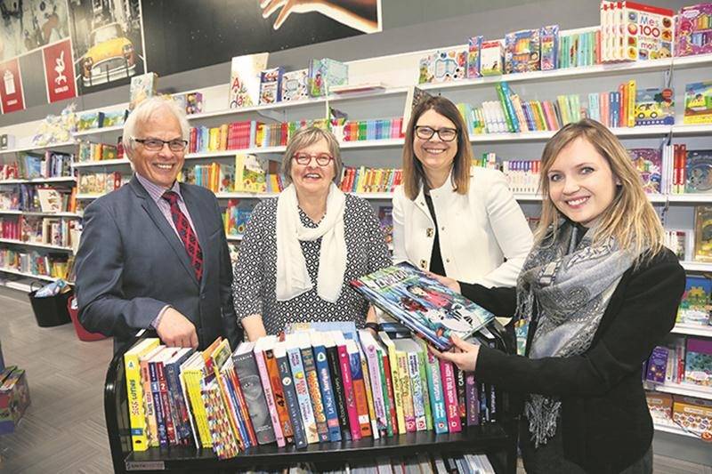 Sur la photo, André Brochu, président du conseil d’administration de la Foire du livre de Saint-Hyacinthe; France Martin, vice-présidente de la Commission scolaire de Saint-Hyacinthe; Renée-Claude Legault, directrice générale de la Caisse Desjardins d’Acton Vale-Rivière Noire, et l’auteure Chloé Varin, porte-parole du Concours littéraire Desjardins. Photo Robert Gosselin | Le Courrier ©