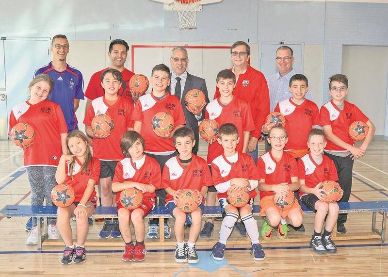 Une quinzaine de jeunes de l’école René-Saint-Pierre formeront une équipe en vue du Défi Futsal primaire. Photo François Larivière | Le Courrier ©
