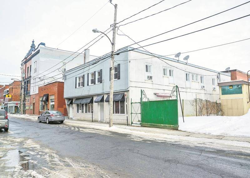 Une offre d’achat a été déposée sur ce bâtiment de l’avenue Saint-Simon ce dimanche par la Ville de Saint-Hyacinthe. Le montant de la transaction ne sera divulgué qu’après sa conclusion. L’immeuble est évalué à 435 100 $ au registre foncier. Photo François Larivière | Le Courrier ©