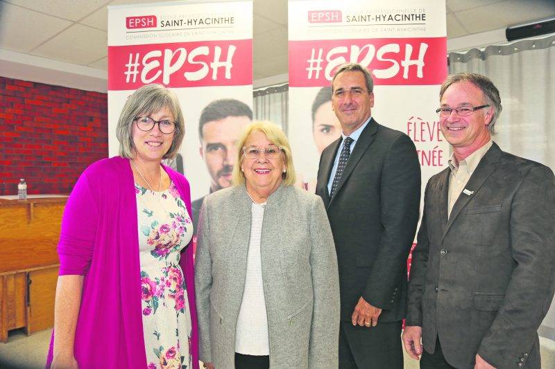 Sylvianne Tanguay, coordonnatrice de la formation en lancement d’entreprise agricole et enseignante à l’EPSH, Francine Morin, préfet de la MRC des Maskoutains, Carl Bérubé, directeur de l’EPSH et Richard Flibotte, président de la CSSH. Photo Robert Gosselin | Le Courrier ©