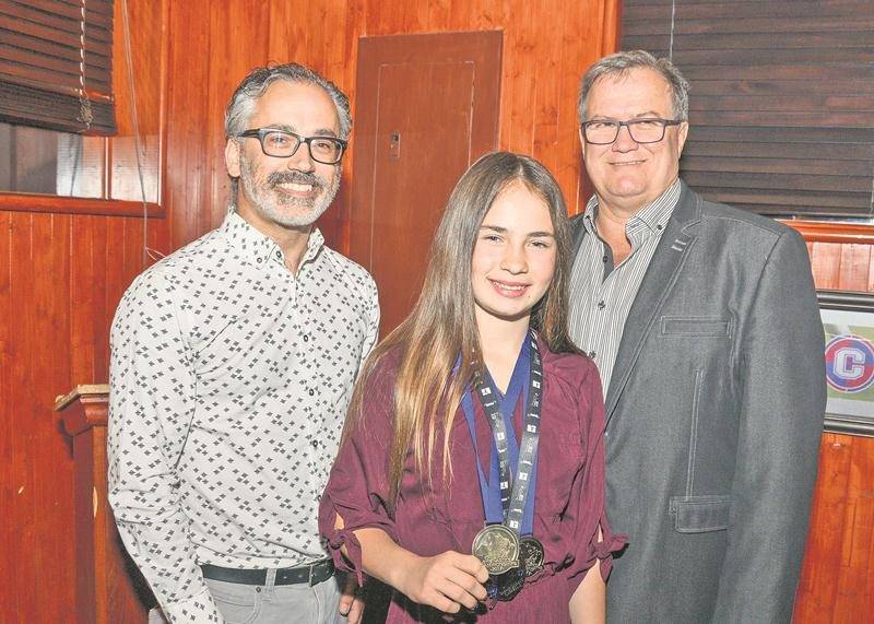 Sur la photo, on retrouve le porte-parole du souper-bénéfice, Patrick Leduc, accompagné de sa fille Alexianne, gymnaste sur la scène provinciale, et du président du Fonds d’aide Optimiste Douville, Claude Pilon. Photo François Larivière | Le Courrier ©