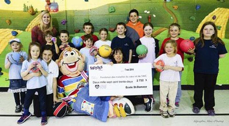 La Fondation des maladies du coeur et de l’AVC (la « Fondation ») tient à remercier les élèves de l’école Saint-Damase, qui ont amassé 2 732 $ en participant au programme Sautons en coeur. La mascotte Cardi-Oh a causé toute une surprise en rendant visite aux sauteurs de l’école pour les féliciter. Les jeunes héros ont acquis de nouvelles connaissances sur l’importance des saines habitudes de vie, tout en amassant des fonds permettant à la Fondation de prévenir les maladies, préserver la vie et f