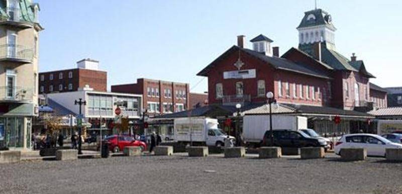 Un projet immobilier sera finalement mis en chantier sur le terrain qui fait face au Marché public de Saint-Hyacinthe, à l'angle de l'avenue Saint-Denis et de la rue Cascades. Les promoteurs tiendront un point de presse vendredi pour en dévoiler les détails. L'emplacement est vacant depuis l'incendie qui a détruit l'édifice Cusson le 1<sup>er</sup> janvier 2002. Ce bâtiment de trois étages abritait huit logements et deux commerces, dont Blier Sport. Le terrain, dont la Ville estime la valeur à 1
