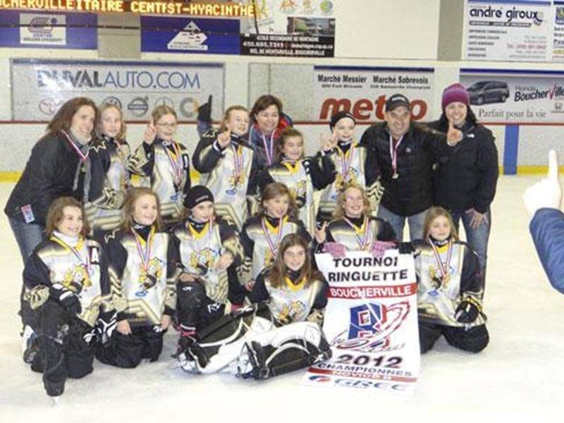 Les Abeilles de Saint-Hyacinthe novice B ont causé une belle surprise en remportant la 27<sup>e</sup> édition du tournoi de ringuette sur glace de Boucherville, le 22 janvier. Les Maskoutaines ont défait Boucherville au compte de 3-2 en temps supplémentaire lors de la finale. Sur la photo : première rangée; Josée Guertin (entraîneure-adjointe), Daphnée Trahan, Ariane Cusson, Aurélie Desjourdy, Léane R. Massicotte, Laurence Barnabé, Daniel Massicotte (entraîneur-chef) et Stéphanie Chaput (gérante