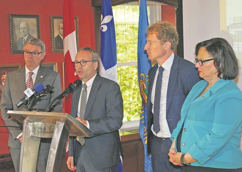 Pour l’annonce de l’aide gouvernementale de 8 M$, le maire de Saint-Hyacinthe, Claude Corbeil, a accueilli lundi Martin Coiteux, ministre des Affaires municipales et de l’Occupation du territoire, Marc Miller, secrétaire parlementaire du ministre fédéral de l’Infrastructure et des Collectivités et Lucie Charlebois, ministre responsable de la région de la Montérégie. Photo Robert Gosselin | Le Courrier ©