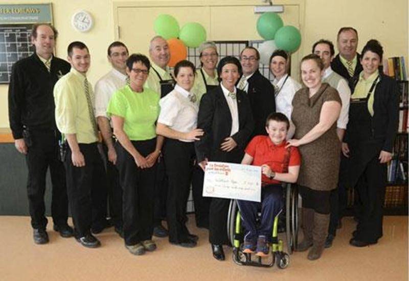 Loblaws a remis récemment un montant de 5 500 $ de la Fondation pour enfants Le Choix du Président à William Caya, un garçon de 8 ans du quartier Sainte-Rosalie à Saint-Hyacinthe, qui servira à l’achat d’un fauteuil roulant hippocampe. Sur la photo, on reconnaît : William et sa mère, Maude Fillion, ainsi que la directrice du Loblaws de Saint-Hyacinthe, Julie St-Pierre, et une partie de son équipe.