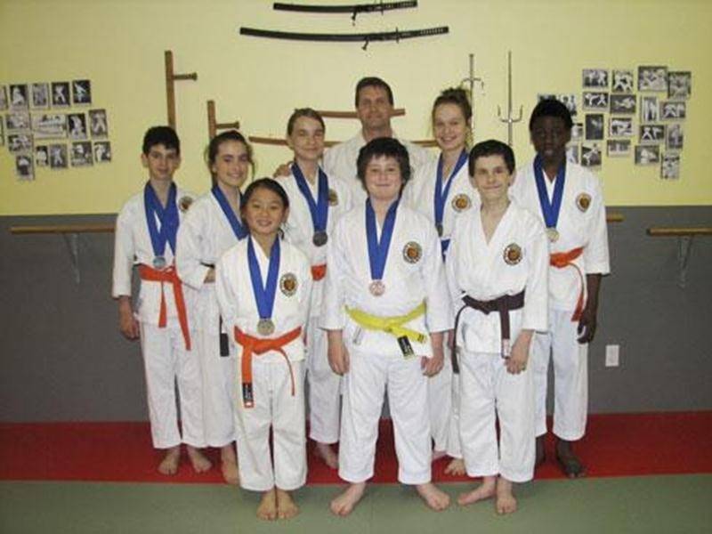 Le dimanche 15 avril avait lieu, à Montréal, la Coupe jeunesse Marc Hamon, laquelle s'adresse aux karatékas de moins de 16 ans. Le Centre des Arts Martiaux Guy Brodeur a bien représenté Saint-Hyacinthe en remportant son lot de médailles à cette compétition provinciale. Chez les ceintures jaunes 10-11 ans, Trent Leclair a remporté deux fois le bronze, en kata et en combat. Du côté féminin, Dodaï-Catherine Corriveau a obtenu l'argent en kata et le bronze en combat chez les ceintures jaunes et oran