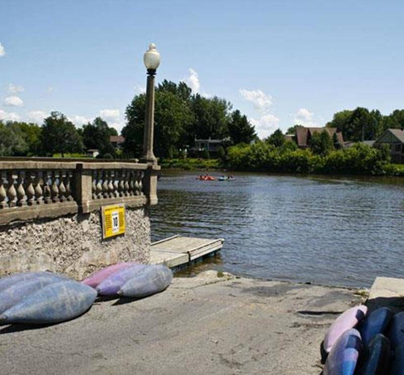 Le Centre nautique, situé au 3198, rue Girouard Ouest (près de la porte des Anciens Maires) vous accueille du 15 juin au 25 août entre midi et 19 h. Vous pouvez découvrir la rivière Yamaska en louant un canot, un pédalo, un kayak ou une chaloupe sans moteur pour 6,12 $ l’heure (avec carte « Accès-Loisirs ») et 9,18 $ (sans carte « Accès-Loisirs »). Vous pouvez également faire une balade en ponton et parcourir la rivière jusqu’à Saint-Césaire. Le tarif inclut le capitaine : 38,72 $ (plus taxes) l