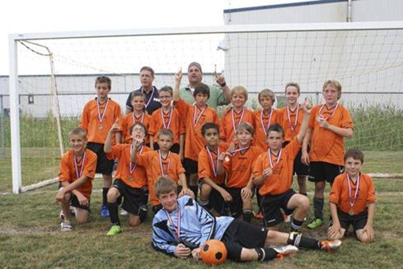 Les joueurs de l'équipe masculine U11-12 d'Assomption ont récemment conclu une saison exceptionnelle, au cours de laquelle ils ont remporté 11 victoires contre seulement deux défaites et une joute nulle. Ils comptent aussi à leur palmarès une médaille d'or au Tournoi national de soccer de Saint-Joseph et une première place lors des séries éliminatoires. À l'avant : Jordan Rajotte, William Jodoin, Nathan Chicoine, Jérémie Roberge, El Mehdi El Farsi, Jordan Robert, Benjamin Roberge et Pierre-Olivi