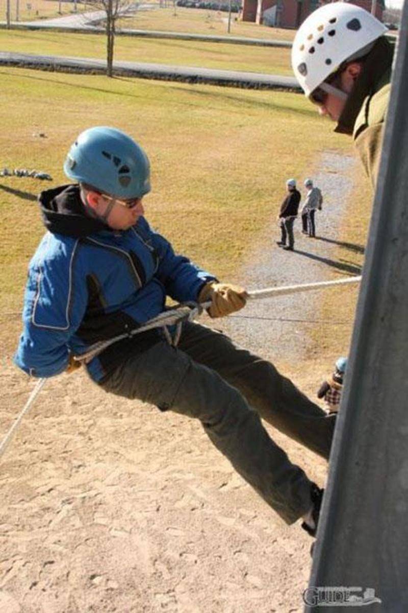 Le samedi 22 octobre, les cadets de l'air participeront à une activité de « descente en rappel » à Farnham, organisée par l'Escadron 953 des cadets de l'air de Saint-Hyacinthe. Cette activité est l’une des nombreuses activités offertes à ceux et celles qui veulent faire partie d'un groupe de jeunes dynamiques et impliqués dans leur communauté. Les cadets de l’air, âgés de 12 à 18 ans, t’attendent le mercredi, dès 19 h, au manège militaire de Saint-Hyacinthe. Si tu es intéressé, communique avec n