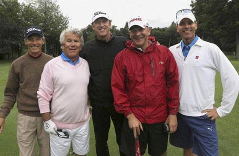 Dans le cadre du Championnat de Montréal tenu le week-end dernier sur les allées du club La Vallée du Richelieu, un quatuor à saveur maskoutaine a eu la chance de participer à une ronde Pro-Am en compagnie des meilleurs joueurs du circuit. On reconnaît les sourires heureux de ces privilégiés, à savoir Alain Rivard, président du club de golf de Saint-Hyacinthe, Jean Larivière, de Meubles Germain Larivière, Louis Larue, de Thermador, et Sylvain Trudel, de BMO. Ils ont fait équipe avec Steve Jones
