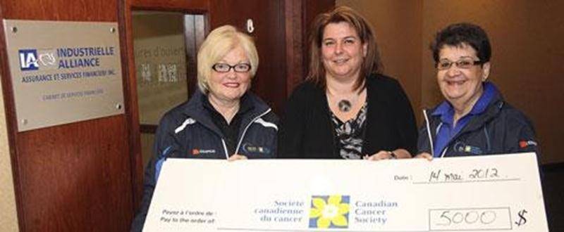L'Industrielle Alliance s’implique en tant que commanditaire Espoir lors de la 11 e édition du Relais pour la vie de Saint-Hyacinthe qui se tiendra le 8 juin. Sur la photo, de gauche à droite : Johanne Tanguay Delage, présidente d’honneur; Nathalie Bertrand, directrice de l’agence Industrielle Alliance, Saint-Hyacinthe; et Ginette Comtois, agente de développement à la Société canadienne du cancer.