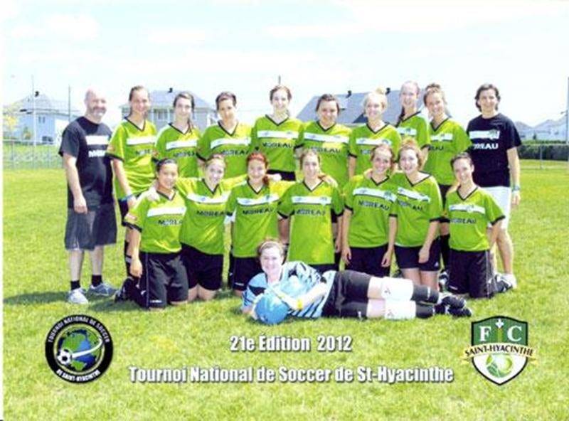 L'équipe féminine U15-17 du quartier Assomption a connu une excellente fin de saison en remportant la médaille d'or au Tourfest de Longueuil, le 12 août, en plus de remporter l'argent à la Coupe Saint-Hyacinthe, le 26 août. Sur la photo, à l'avant : Liliane Barrette. Première rangée : Sabrina Martel, Mylène Dionne, Jessica Dupuis, Camille Godbout, Andréanne Jodoin, Raphaëlle Dupont et Roxanne Simard. Deuxième rangée : Joël Barrette (entraîneur), Joli-Anne Lévesque, Stéphanie Davignon, Raphaëlle