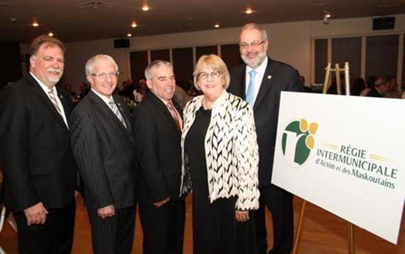 La Régie intermunicipale d'Acton et des Maskoutains, qui assure la coordination de la collecte des résidus domestiques, des matières recyclables et des matières organiques sur tout le territoire, célèbre ses vingt ans. Pour souligner cette année charnière, une soirée anniversaire se tenait au Club de golf Acton Vale le samedi 14 mai. On reconnaît le directeur général Réjean Pion, le député provincial Émilien Pelletier, le président Claude Gaucher, le préfet de la MRC des Maskoutains Francine Mor