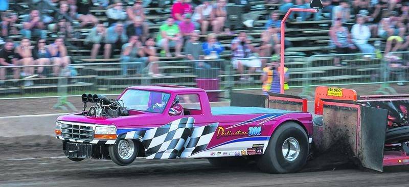 Les trois soirs de tire de tracteurs ont rallié des milliers de fans venus encourager la soixantaine de participants et leurs bolides vrombissants. Divisés en six classes (Semi-remorque, Camions 4x4, Camions 2x4, Heavy super stock, Tracteurs modifiés et Unlimited), les compétiteurs tractent des charges variant entre 30 000 et 65 000 livres, souligne le promoteur du Grand National de tire de tracteurs, Luc Bouthillier. Photo François Larivière | Le Courrier ©