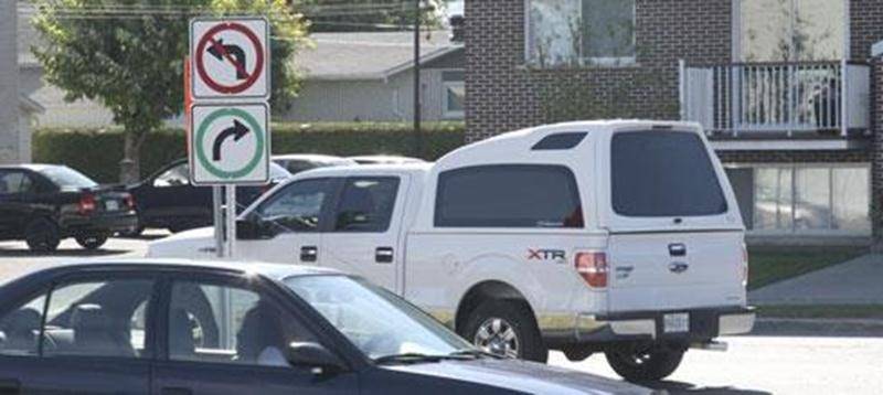 La Ville de Saint-Hyacinthe a mis à l'essai une nouvelle signalisation sur le boulevard Casavant Ouest, face aux Galeries de Saint-Hyacinthe. Les automobilistes circulant sur le boulevard en direction est disposent maintenant d'une voie de refuge leur permettant de tourner à gauche pour entrer dans le stationnement des Galeries par l'accès longeant le supermarché IGA. Cette manoeuvre leur était auparavant interdite. En revanche, les automobilistes qui quittent le stationnement par cet accès ne p