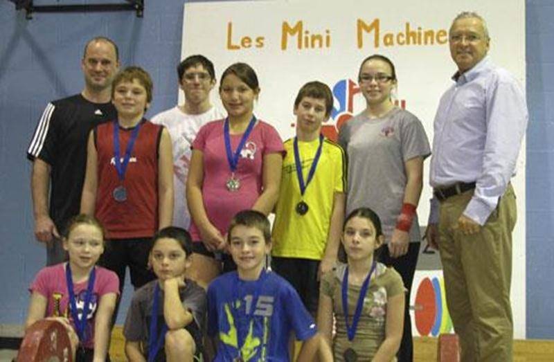 L’école Assomption a été l’hôte d’une compétition unique au Québec le 7 décembre alors que plusieurs jeunes haltérophiles de 5 e et 6 e année se sont donné rendez-vous pour la compétition d’haltérophilie « les Mini Machines de l’Assomption ». Au cours des dix dernières années, plusieurs élèves provenant de la région et d'ailleurs au Québec ont fait leur premiers pas dans ce sport à cette compétition. Sur la photo : les élèves de l’école Assomption accompagnés de Denis Desgranges (en haut à gauch