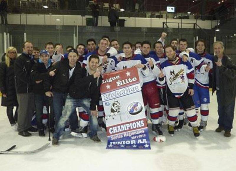Les Mousquetaires Junior AA de Saint-Hyacinthe sont champions régionaux après avoir défait les Patriotes de St-Jean par la marque de 5-3, le 1 er avril. Cette victoire donne accès aux Maskoutains au championnat provincial (Coupe Dodge) qui se déroulera dans la région de Laval, du 19 au 22 avril. Au cours des séries éliminatoires, la troupe dirigée par Hugo Bertrand avait préalablement défait ces mêmes Patriotes 6-2, pour ensuite battre les Prédateurs du St-Laurent par blanchissage, au compte de