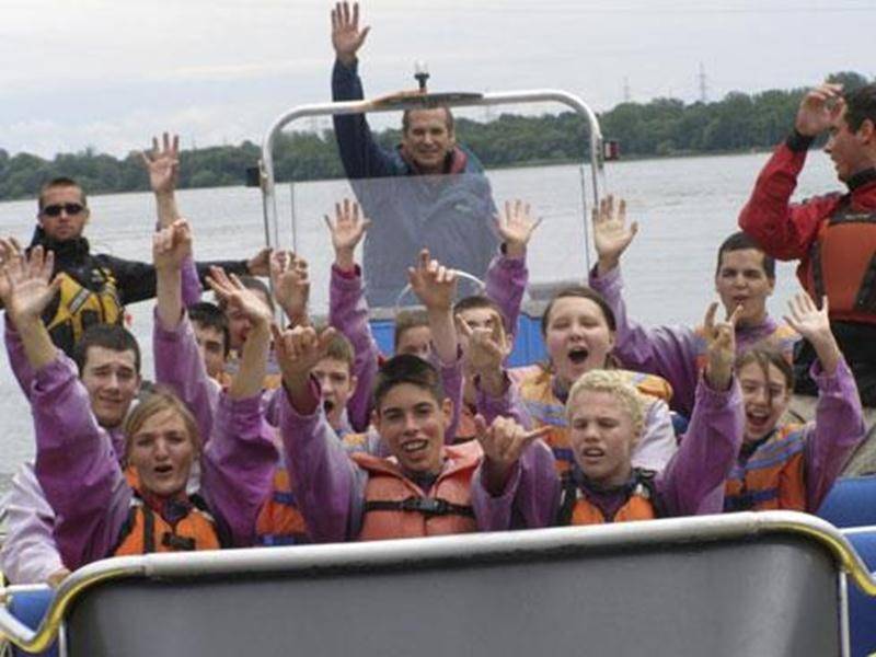 Le programme de formation des cadets de terre aborde les sujets suivants : exercices élémentaires, entraînement aventurier, carte et boussole, tir à air comprimé, techniques d'instruction, art du commandement, citoyenneté, conditionnement physique et premiers soins. Notre nouveau commandant et son personnel seront présents pour les inscriptions les lundis de 18 h 45 à 20 h 45 au Manège Militaire (2155, boul. Laframboise). L’uniforme est fourni gratuitement et les camps d’été sont payés! Pour inf