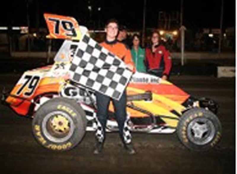 L'épreuve de bolides STR a donné droit à toute une fin de course, le vendredi 10 juin, à l'Autodrome Granby. Le Maskoutain Maxime Plante, âgé de seulement 14 ans, a coiffé ses adversaires Michel Lainesse et Yannick Poirier au fil d'arrivée pour ainsi grimper sur la plus haute marche du podium. Le jeune pilote automobile a ainsi mérité sa première victoire sur le circuit STR. La saison dernière, il évoluait en karting. Au total, 14 petits bolides ont pris le départ à la finale de 20 tours. Les bo