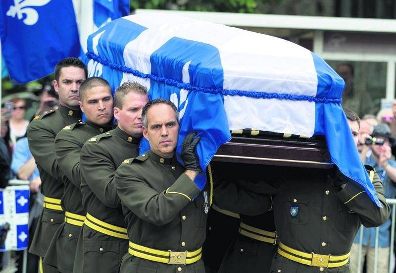 Membre de la garde d’honneur de la SQ, le sergent Mario Côté, de Saint-Hyacinthe, était aux premières loges lors des funérailles de Jacques Parizeau. Il mène le cortège à l’avant-plan, à gauche. Photo Reuters | Christinne Muschi ©