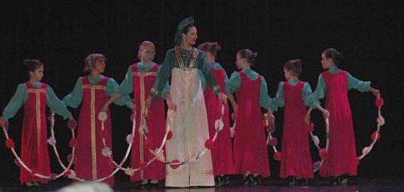 Les élèves des écoles de danse folklorique Les Chamaniers présentent leur spectacle de Noël le samedi 17 décembre en avant-midi, dès 10 h, à salle Gadbois du Centre culturel. Admission 2 $. Infos : <a href=