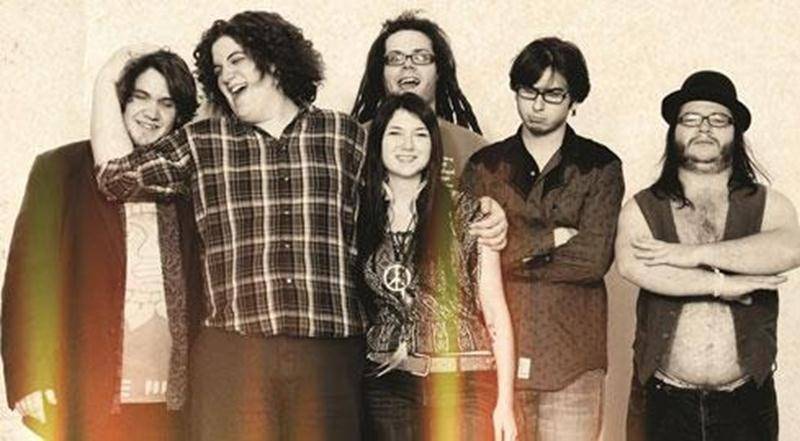 Après leur passage au bar Le Trash en décembre, le groupe Les 8 Babins sont de retour à Saint-Hyacinthe. Ils seront en spectacle, vendredi, au Zaricot, à 20 h. Connu pour leur énergie en spectacle, le groupe présentera son premier album <em>Recette maison</em>, sorti en mai 2011, et sur lequel se croisent des sons aux saveurs blues et roots.