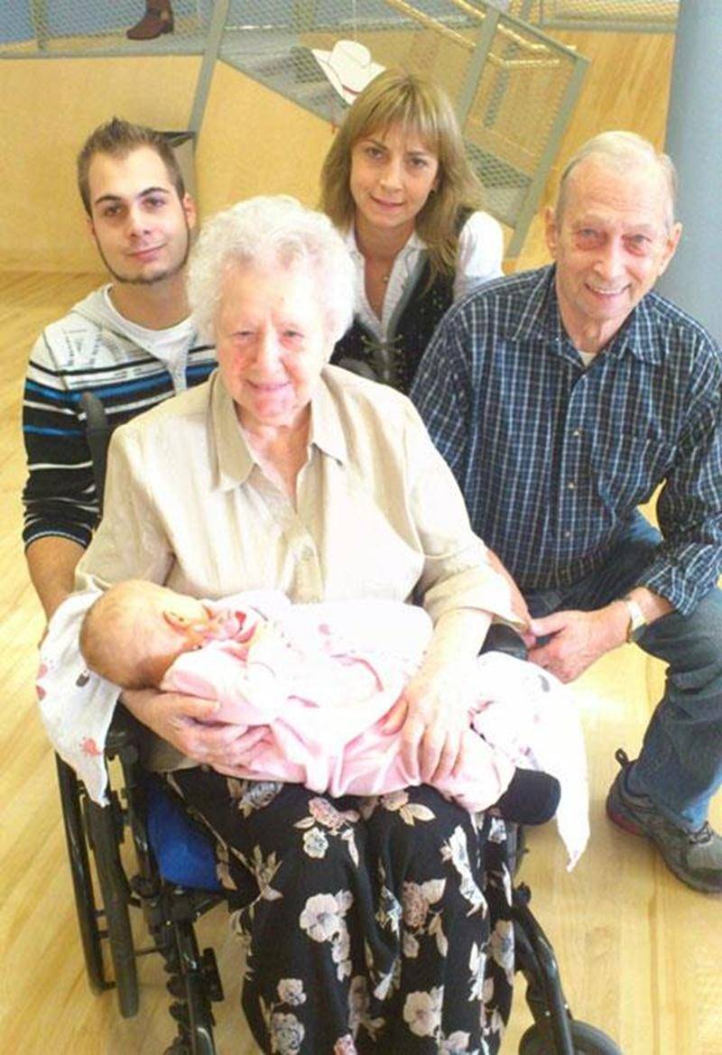 Le 2 septembre, une cinquième génération a vu le jour pour la famille Mc Duff. Océanne comble de bonheur toute la famille et en particulier son arrière-arrière-grand-maman Julie Rioux Mc Duff à l’approche de ses 102 printemps. Elle se dit privilégiée à son âge de connaître et de tenir son arrière-arrière-petite-fille de 1 mois. On retrouve à ses côtés son fils Jacques Mc Duff, en haut à gauche, sa petite-fille Édith et son arrière-petit-fils Junior Mc Duff.