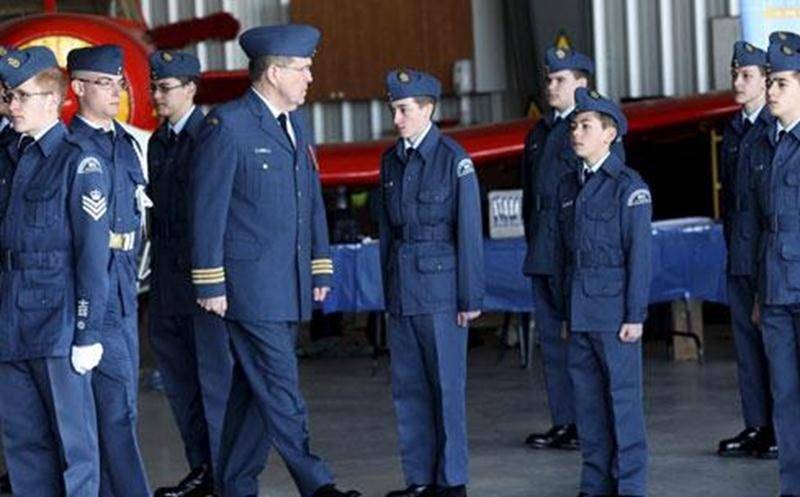 La 17 e revue annuelle de l'Escadron 953 Saint-Hyacinthe s'est déroulée récemment sous la présidence d'honneur du lieutenant-colonel Rioux, ancien commandant des camps d'été de Bagotville. Les cadets et cadettes de l'air se sont exécutés en présence de parents, d'amis et de plusieurs dignitaires.
