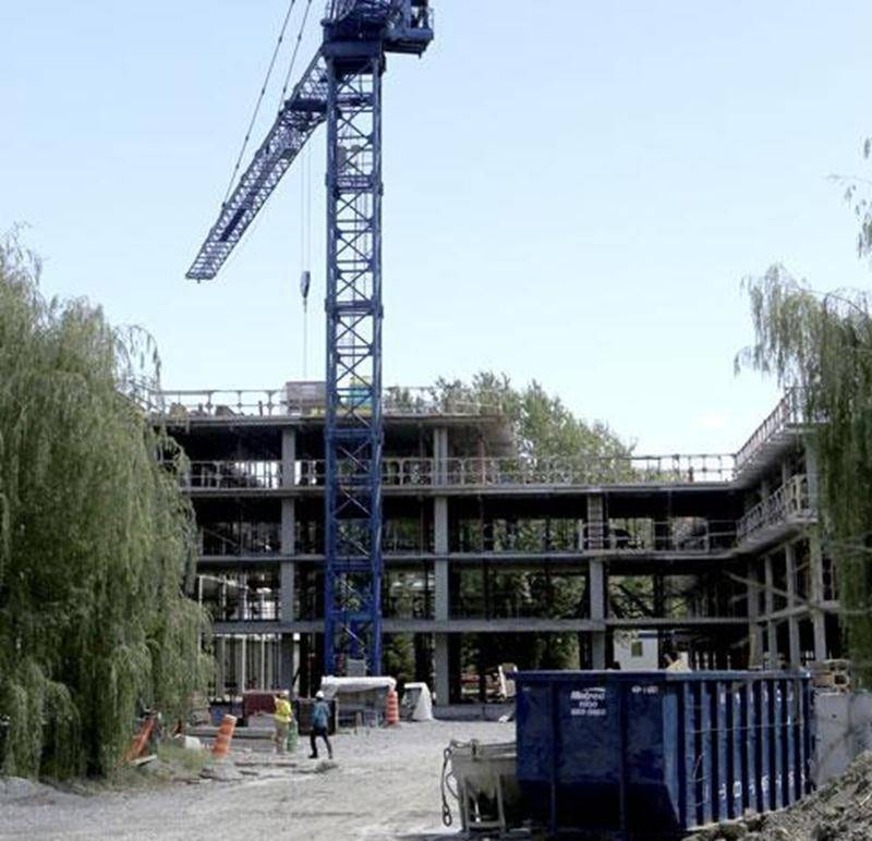 Le chantier du plus gros projet résidentiel actif de Saint-Hyacinthe, là où est construite la maison d'hébergement Les Jardins d'Aurélie sur la rue Dessaulles, a été la cible d'un vol durant les vacances de la construction. Des fils de cuivre ont notamment été dérobés, en plus de divers petits outils. Deux conteneurs sécurisés ont été défoncés entre le 19 juillet et le 4 août. Il n'y a aucune arrestation jusqu'à présent dans ce dossier.