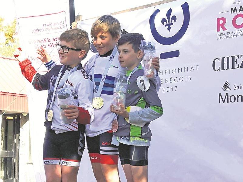 Les Maskoutains Louis-Charles Brouillard (à gauche) et Nathan Cadieux (à droite) sur le podium de la classe atome au championnat québécois. Photo Courtoisie