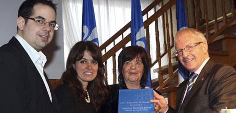 Une administratrice de la Médiathèque de Saint-Hyacinthe, Francine Dumont-Locas, a été désignée la « Patriote de l'année » dans sa circonscription à l'occasion du brunch annuel du Parti québécois de Saint-Hyacinthe. Le Prix Augustin-St-Georges lui a été remis par la ministre déléguée aux Services sociaux et à la Protection de la jeunesse, Véronique Hivon et par le député de Saint-Hyacinthe, Émilien Pelletier, en présence du président du PQ de Saint-Hyacinthe, Frédéric St-Jean. Ce prix a été réce