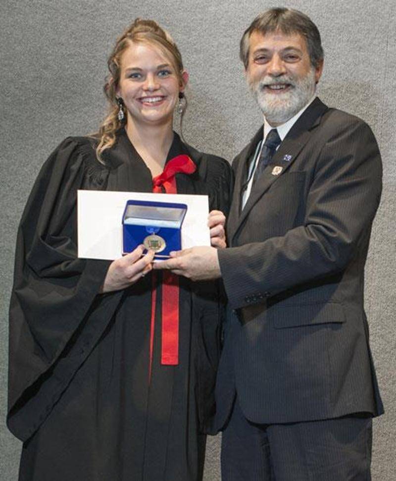 Marie Rameau, de Saint-Hyacinthe, s’est distinguée à l’occasion de la 48<sup>e</sup> remise des diplômes de l’Institut de technologie agroalimentaire (ITA), campus de La Pocatière, qui a eu lieu le samedi 20 octobre. Mme Rameau, diplômée du programme Techniques équines, a reçu la médaille d’or du ministère de l’Agriculture, des Pêcheries et de l’Alimentation (MAPAQ). Cette décoration lui a été remise par Rosaire Ouellet, directeur général de l’ITA. Pour remporter cet honneur, Mme Rameau a obtenu