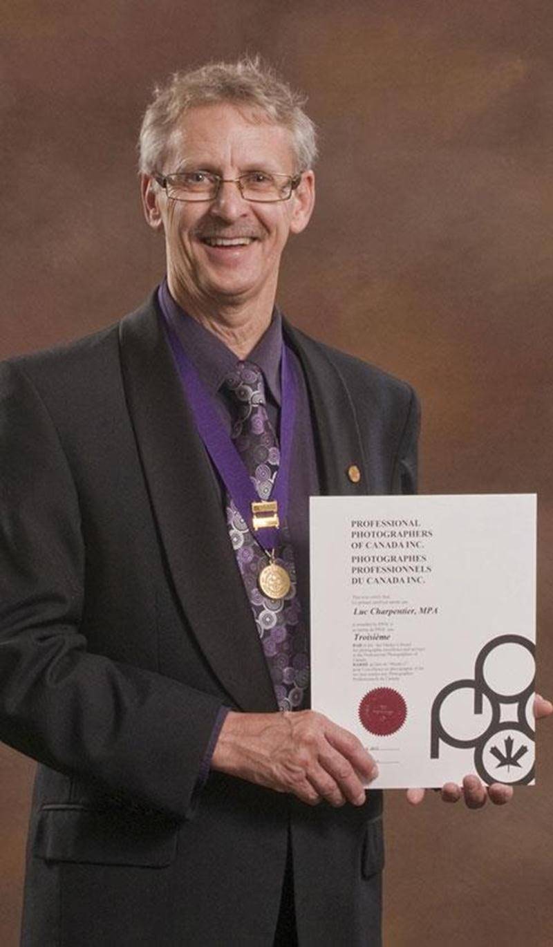 Au terme de la compétition nationale du Congrès national des photographes professionnels du Canada tenue à Halifax, Luc Charpentier, s'est vu remettre une troisième barre. Le photographe du Studio Candide à Saint-Hyacinthe, déjà détenteur d'un Master's, s'est démarqué par ses qualités techniques et picturales et sa créativité. Ce concours regroupe près de 1 200 photos prises par les meilleurs photographes canadiens.