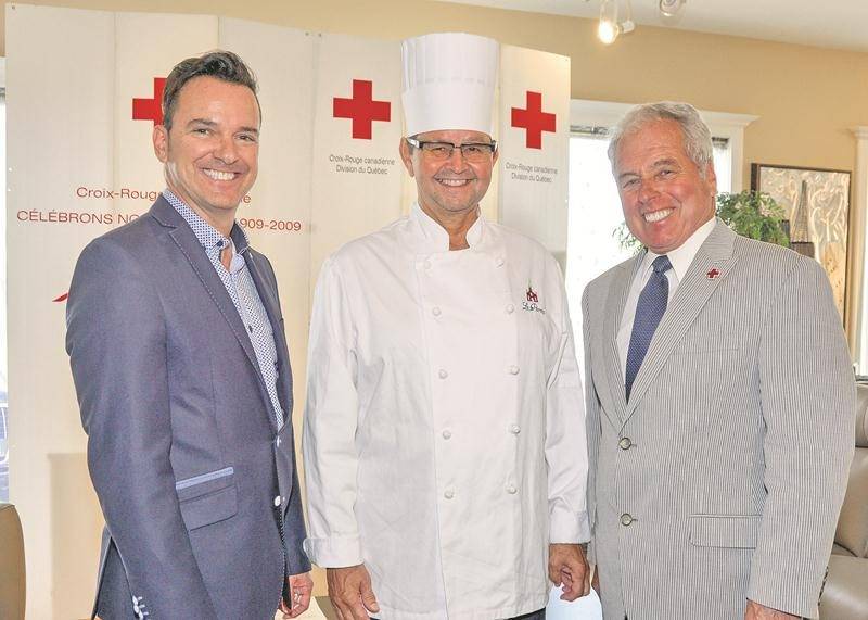 Mario Tanguay, président d’honneur du souper-bénéfice, Denis Côté, chef traiteur de la soirée, et Michel Laguë, président de la Croix-Rouge, section Les Maskoutains, ont toutes les raisons de croire que la 5e édition du souper spectacle La table est mise sera un succès. Photo François Larivière | Le Courrier ©