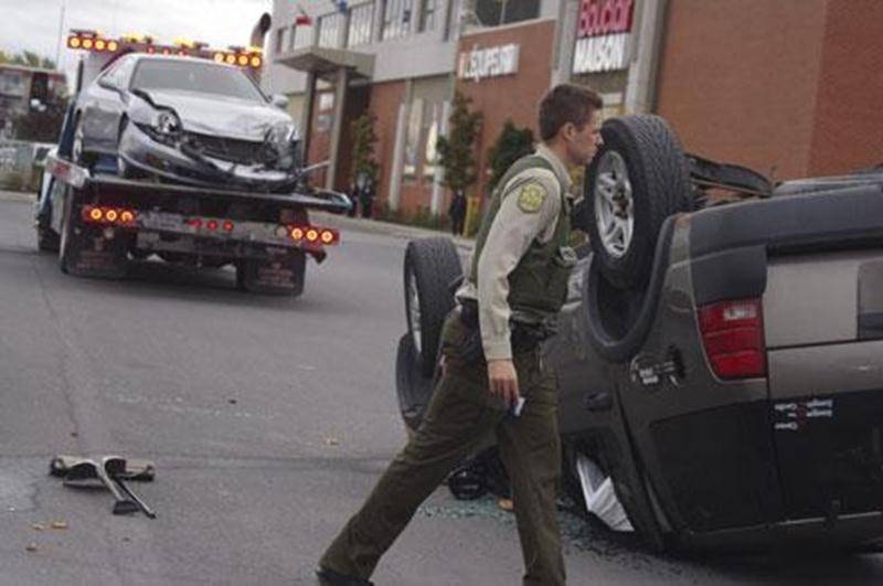 Deux véhicules ont été impliqués dans une violente et spectaculaire collision vers midi hier dans le stationnement des Galeries Saint-Hyacinthe. Un véhicule utilitaire sport s'est retrouvé sur le toit après être entré en collision avec une autre voiture circulant dans l'espace de stationnement. Selon les premières observations, la conductrice du VUS circulait trop rapidement et n'aurait pas aperçu l'autre véhicule sortir d'une allée. Les pinces de désincarcération ont été nécessaires pour extirp