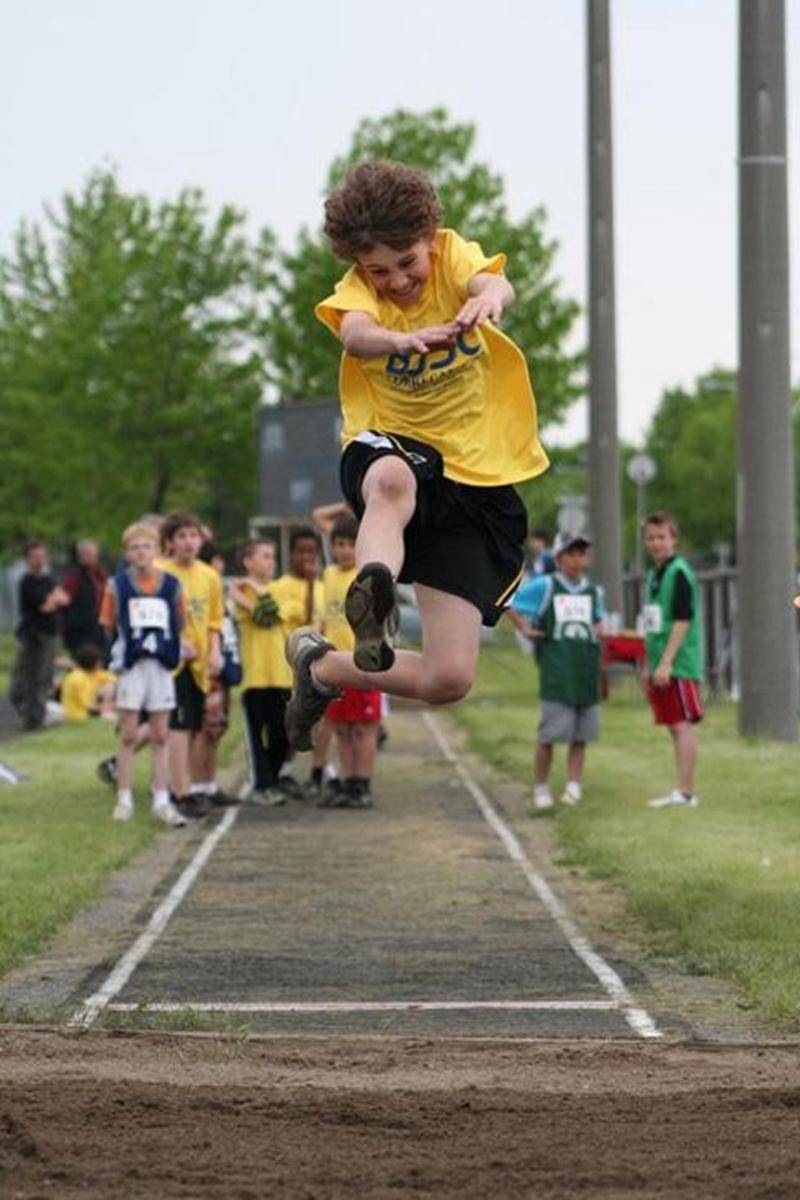 Les Correcaminos de l'école primaire Bois-Joli-Sacré-Coeur se sont illustrés lors du championnat régional d'athlétisme, qui avait lieu le 28 mai à Saint-Jean-sur-Richelieu. Les 90 représentants maskoutains de 5<sup>e</sup> et de 6<sup>e</sup> année ont ramené une récolte totale de 32 médailles, dont 15 d'or. Sur la photo : Raphaël Boivin, médaillé d'argent en saut en longueur chez les élèves de 5<sup>e</sup> année.