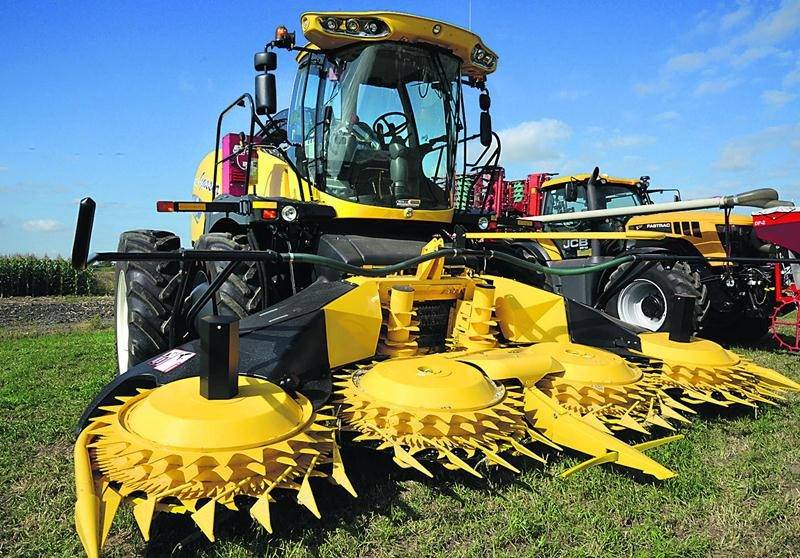 Cette année, ce sont les fourragères pour le maïs et les semoirs pneumatiques qui étaient en démonstration pendant les trois jours du salon. Combinée au plus large canal d’alimentation de toute l’industrie, la tête de coupe massive des fourragères de la compagnie New Holland (notre photo) combine qualité d’exécution et économie d’énergie. Photo François Larivière | Le Courrier ©