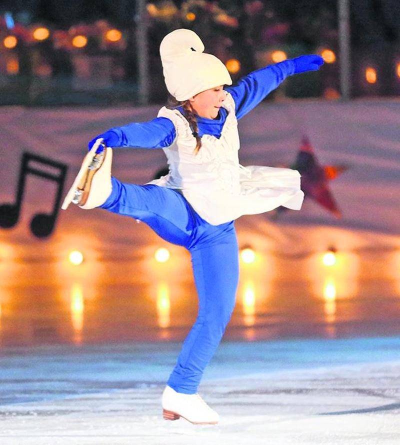 Une quinzaine de schtroumpfs et schtroumpfettes ont pris d’assaut la glace du Stade L.-P.-Gaucher, nous transportant l’instant de quelques minutes dans l’univers de ces petits bonhommes bleus. Photos Robert Gosselin | Le Courrier ©